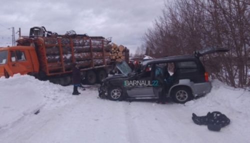 Лесовоз придавил легковушку с детьми на Алтае