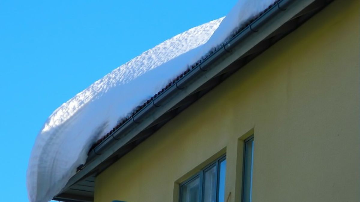 Снежный ком с крыши многоэтажки свалился на голову бийчанки