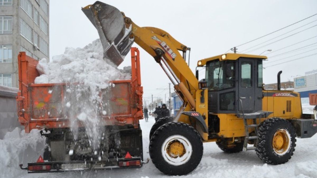 Вручную и техникой: сколько стоит в Барнауле уборка снега
