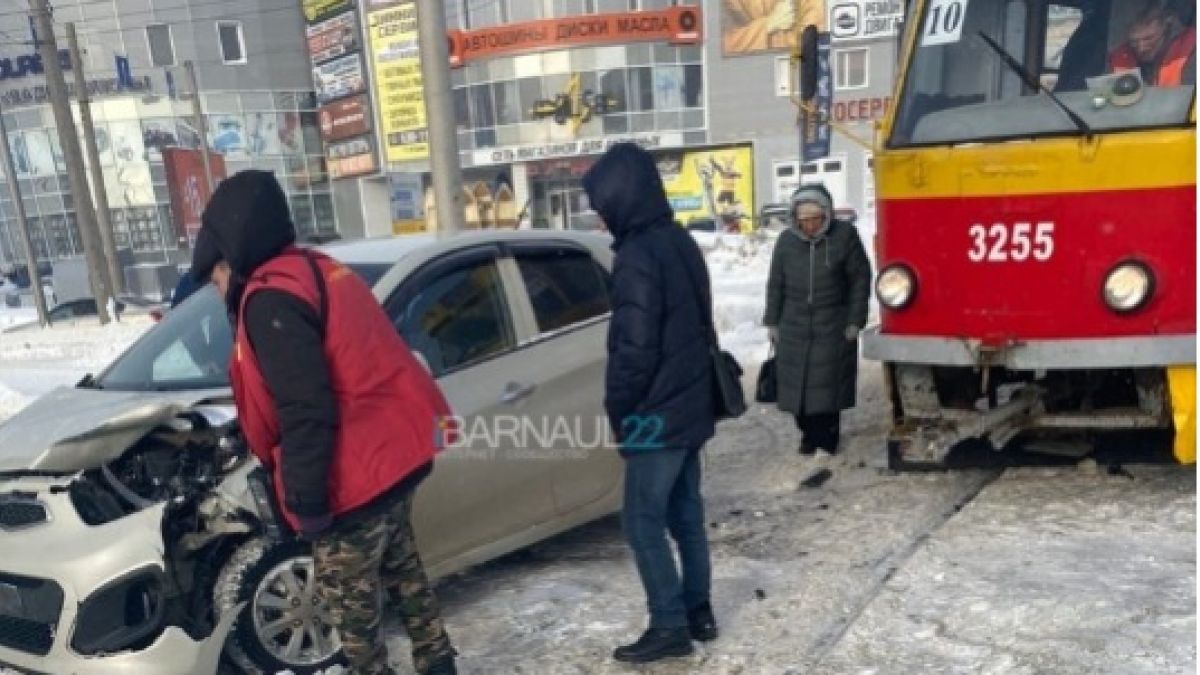 ДТП с трамваем собрало огромную пробку на Власихинской в Барнауле