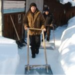 Двое пенсионеров из Барнаула вместо дворника сражаются со снегом