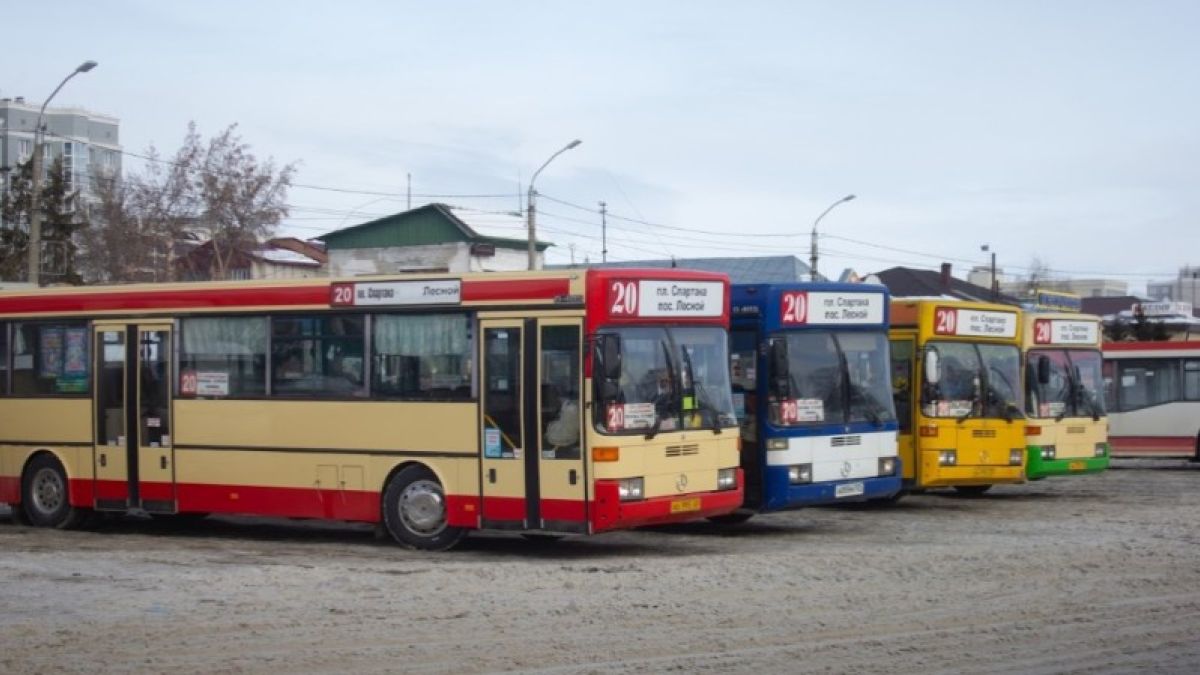 Барнаульские пассажиры жалуются на частые пересадки из одного автобуса в другой
