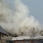Один дом сгорел, второй догорает: в Барнауле произошел серьезный пожар