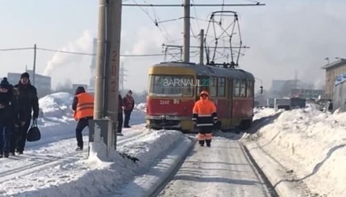 Трамвай сошел с рельсов в Барнауле – движение встало