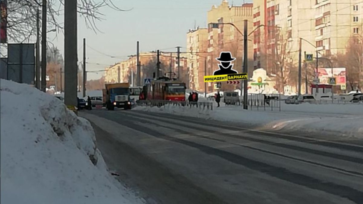 Соцсети: В Барнауле трамвай слетел с рельсов
