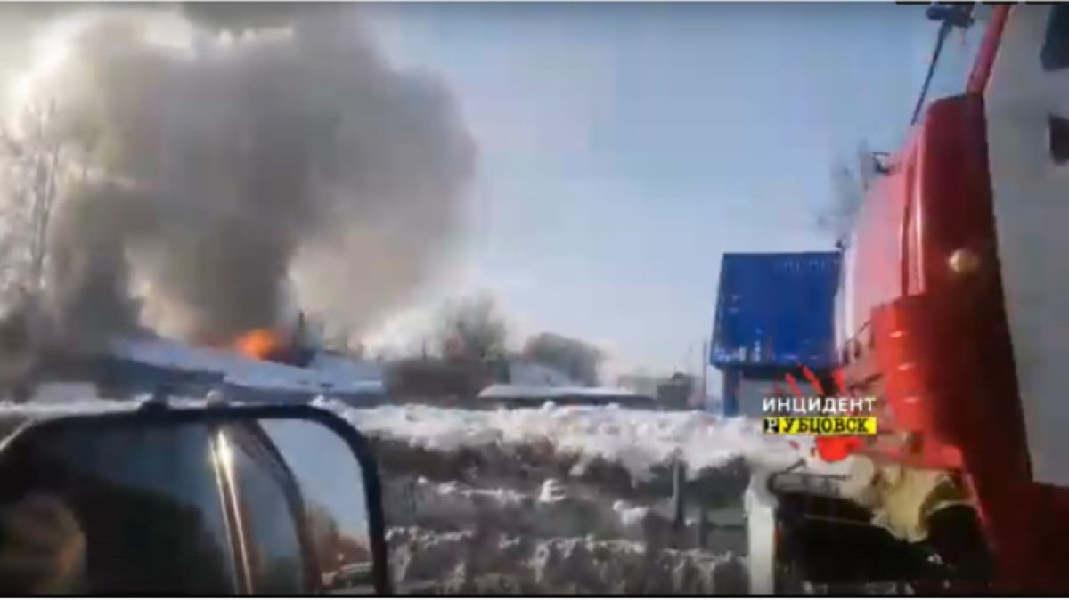 Пожар в бывшей ветлечебнице Рубцовска попал на видео 