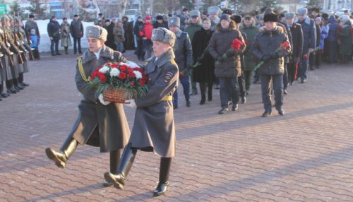 В День воинской славы в Барнауле возложили цветы на мемориале ВОВ