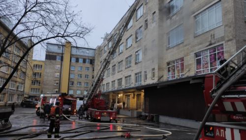 Здание Лениздата горит в Петербурге. Идет эвакуация