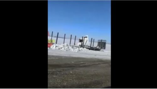 На трассе в Алтайском крае лесовоз опрокинулся в кювет