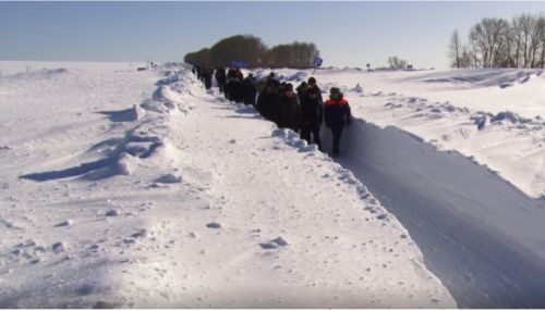 Виктор Томенко проверил, как живут в занесенных снегом районах Алтайского края