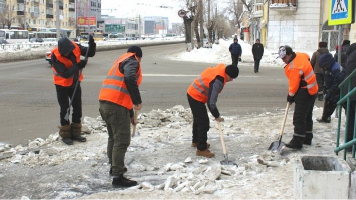 В Барнауле осужденные вышли на уборку тротуаров