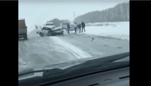 На трассе под Бийском Жигули влетели в микроавтобус