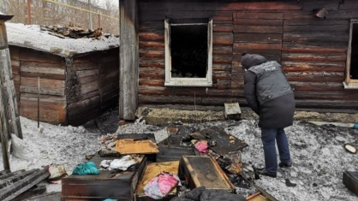 Мужчина и его 13-летняя дочь погибли при пожаре в частном доме Барнаула