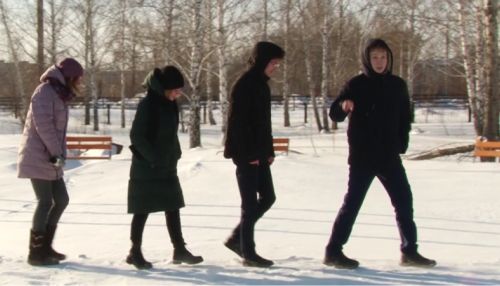 Рубцовские школьники обустраивают Сквер Победы за свой счет