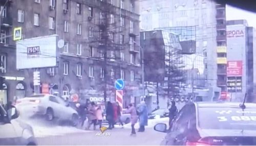 Иномарка влетела в толпу пешеходов на Красном проспекте в Новосибирске