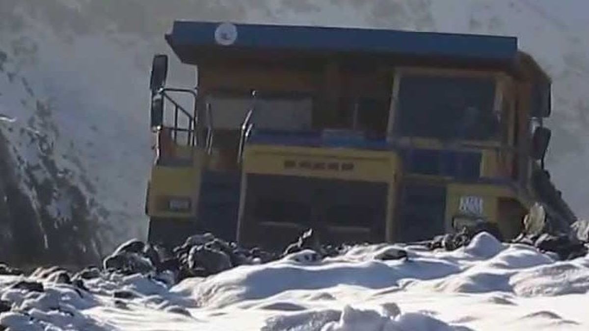 "Теперь я видел все": в Тягуне в сугробах застрял БелАЗ