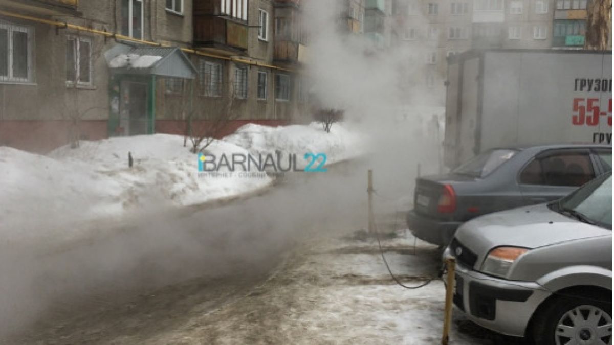 Горячая река в Барнауле затопила двор жилого дома