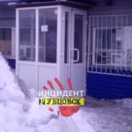 В Рубцовске прохожая попала под снежную лавину с крыши магазина