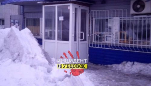 В Рубцовске прохожая попала под снежную лавину с крыши магазина