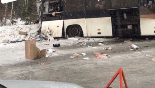 Фура с алтайскими номерами влетела в пассажирский автобус на трассе Кузбасса