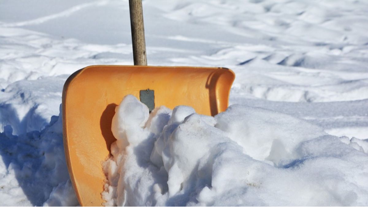 В Камне-на-Оби мужчина погиб под снежным завалом у бани 