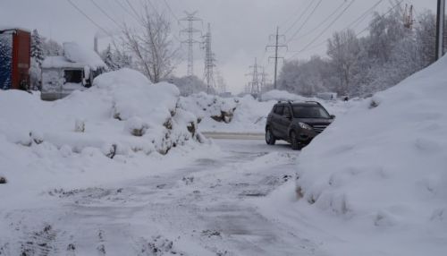 Завалило не только с неба: в Барнауле жалуются на несанкционированные кучи снега