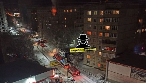 В Барнауле открытым пламенем полыхала квартира многоэтажки