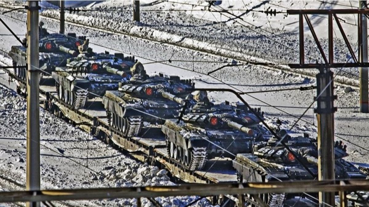 На видео сняли учения ракетчиков и зенитчиков на Алтае, на фото попали танки