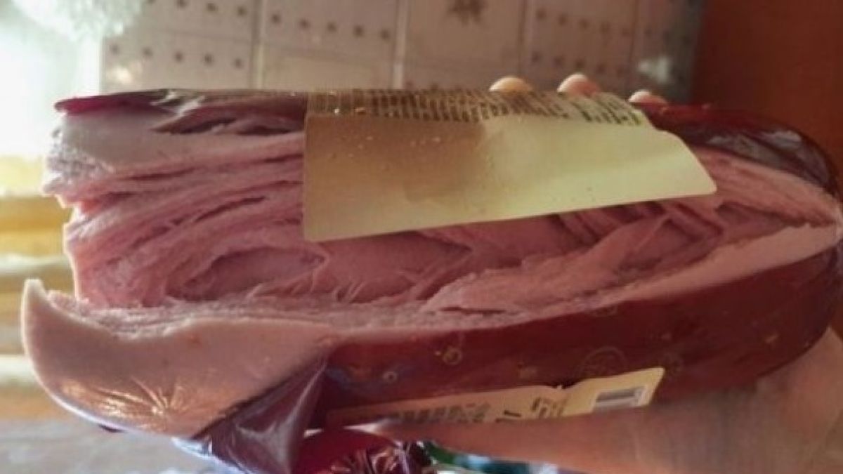 "Такого не видела ни разу": купленная колбаса взорвалась дома у россиянки