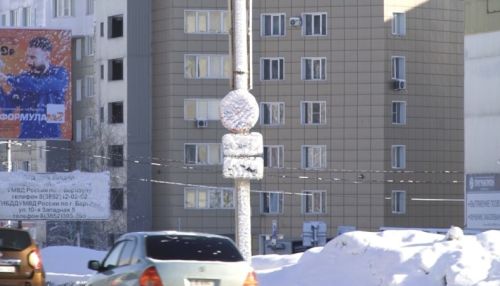 Барнаульские автомобилисты просят очистить дорожные знаки от снега