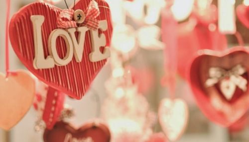В Госдуме предложили запретить праздновать День всех влюбленных в школах