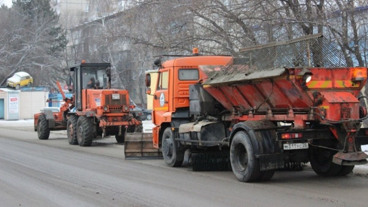 Тротуарная "бойня": в Барнауле пытаются противостоять гололеду песком и солью