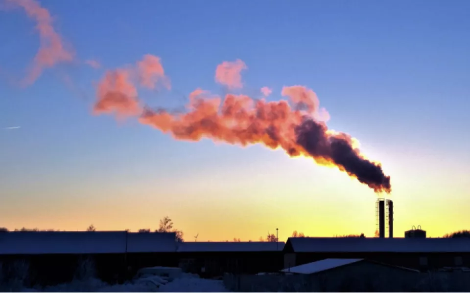 После атаки дронов в Туапсе зафиксировано загрязнение воздуха и прошел черный дождь