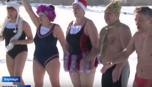 Барнаульские моржи пытались наворожить зиму для Москвы