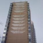 С высотки проблемного застройщика в Новоалтайске отвалился фасад