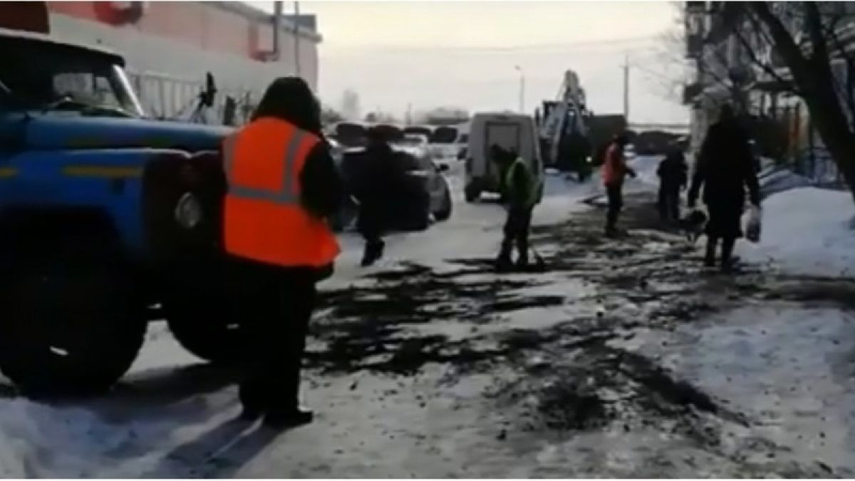 В сибирском городе борются с наледью с помощью черного порошка