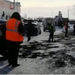В сибирском городе борются с наледью с помощью черного порошка