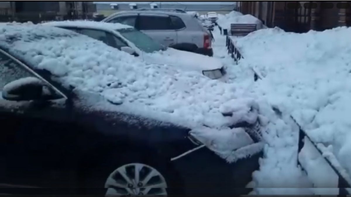 В Бийске снежная масса с пятиэтажки обрушилась на автомобили у подъезда