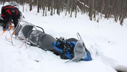 Двое мужчин разбились на снегоходе в Алтайском крае