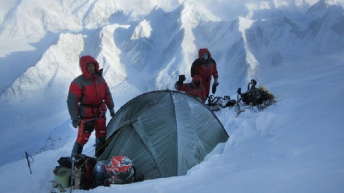 "Мороз пробирается к самому сердцу": барнаульский альпинист покорил пик Памира