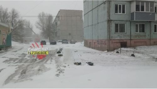 Только на вертолете: жителям Рубцовска перекрыли дорогу до дома