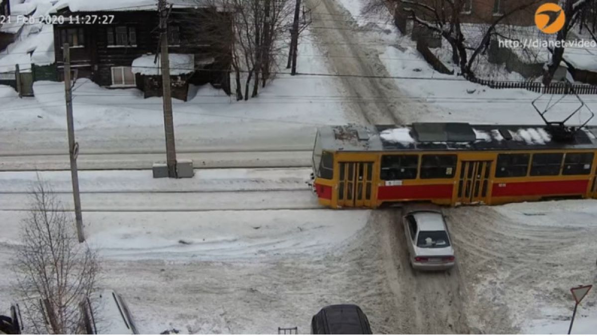 Авто с полицейскими выскочило на пути в Барнауле – победил трамвай 