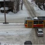 Авто с полицейскими выскочило на пути в Барнауле – победил трамвай
