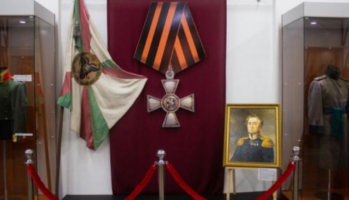 Сабли, палаши и тесаки: в Барнаул привезли старинное оружие из Тульского музея