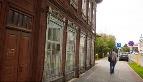 Мэрия Барнаула пытается продать деревянный дом-памятник