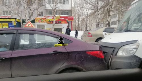 В Барнауле машина автошколы попала в ДТП с маршруткой