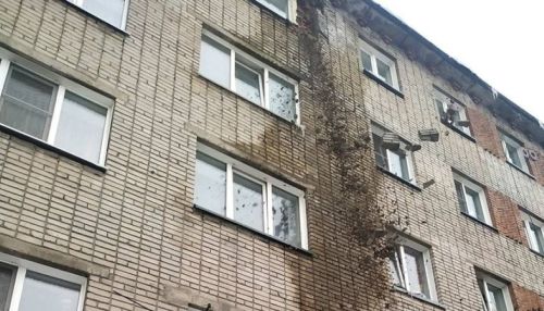 Очевидцы сняли момент обрушения фасада пятиэтажки в Бийске