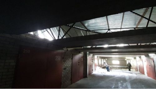 В Барнауле под тяжестью снега обвалилась крыша кооперативного гаража