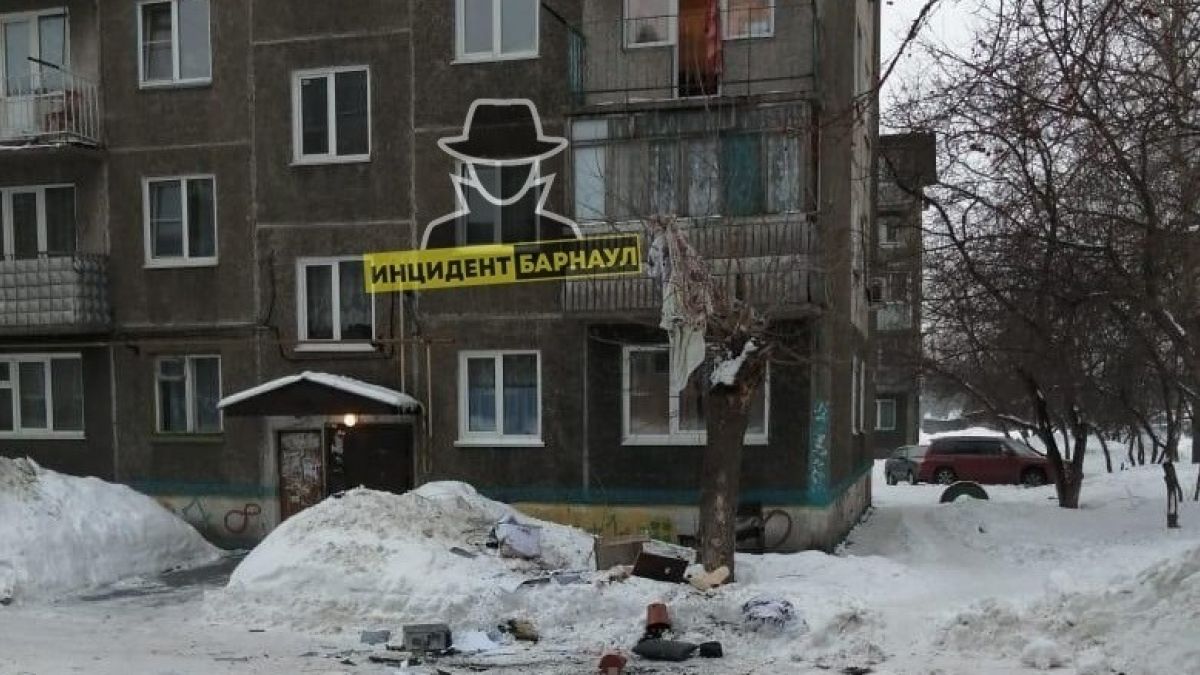 Бытовую технику и другие предметы сбрасывали в Барнауле с балкона во время ссоры