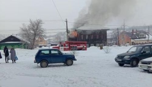 В старом центре Бийска открытым пламенем полыхал деревянный дом